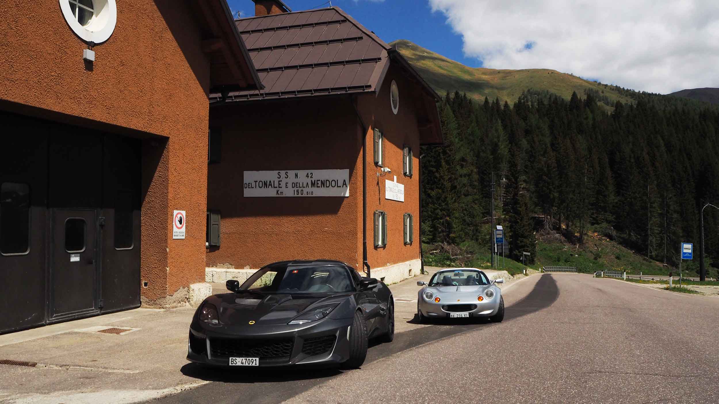 Lotus Evora and Lotus Elise at the passo Tonale in the Dolommites