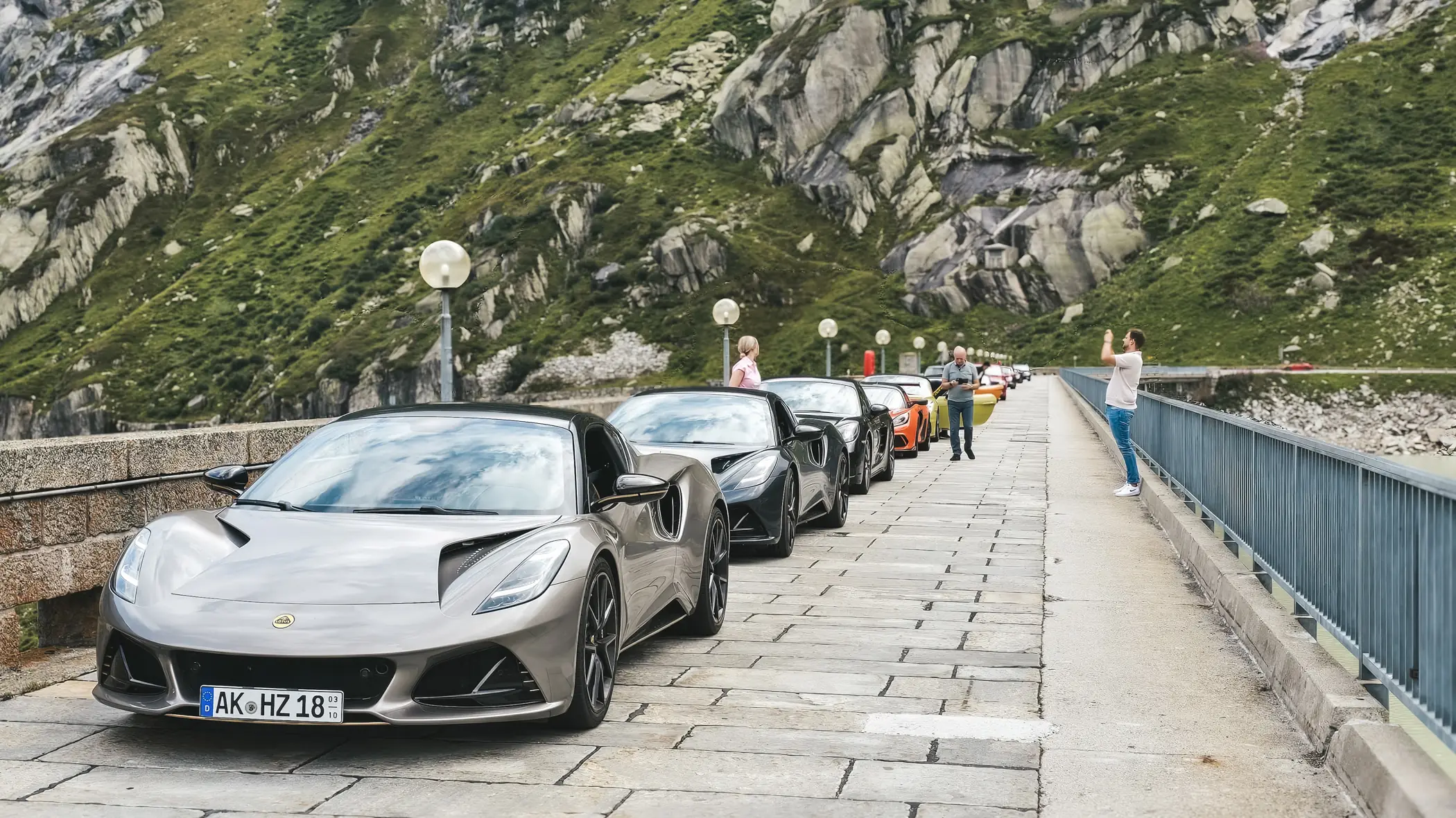 swiss passes tour, car lined up on Grimsel